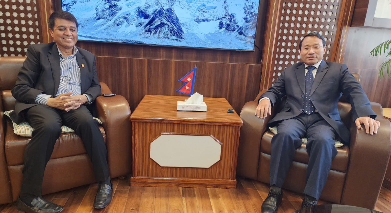 राजस्व संकलनको लागि व्यवसायीलाइ अनावश्यक दुख नदिने अर्थमन्त्री पुनको आश्वासन